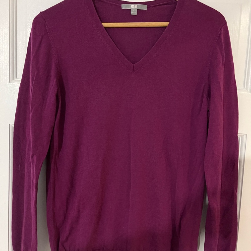 UNI QLO v-neck magenta sweater